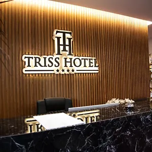 Otel Triss, Tiran
